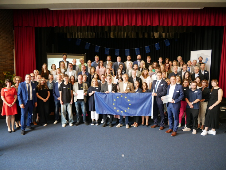 Staatssekretär Hartrich zeichnet Schulen in Braunschweig als Europaschulen aus