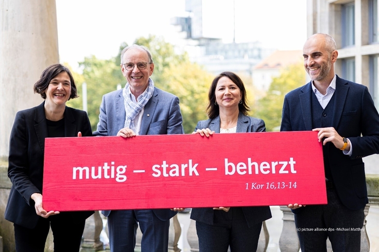 Start-Pressekonferenz 2023 zum DEKT in Hannover: Kristin Jahn (Generalsekretärin Deutscher Evangelischer Kirchentag), Ralf Meister (Landesbischof Evangelisch-lutherische Landeskirche Hannover), Anja Siegesmund (Präsidentin 39. Deutscher Evangelischer K
