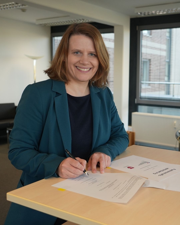 Kultusministerin unterschreibt Vereinbarung