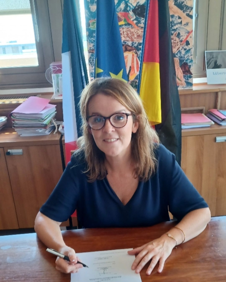 Frau unterschreibt Vereinbarung