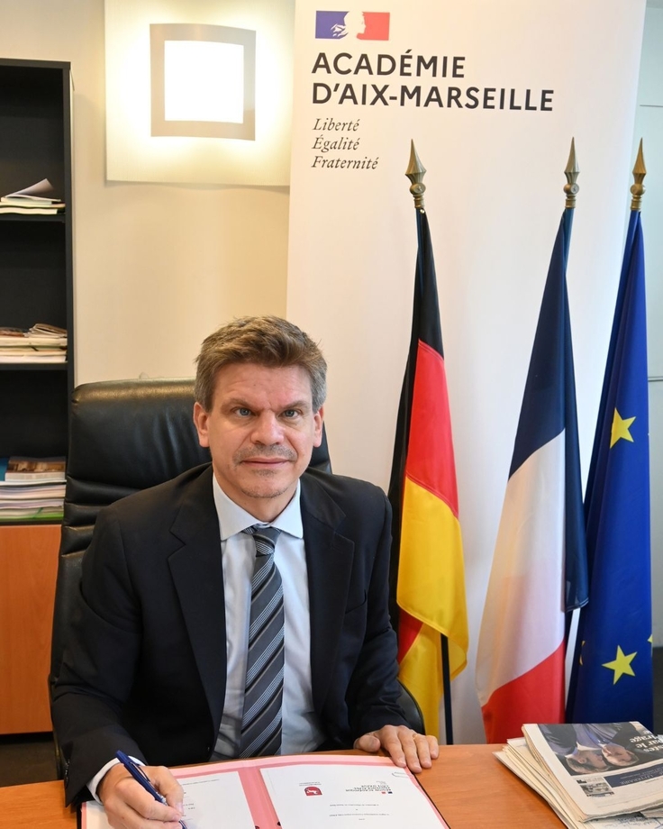 Mann unterschreibt Vereinbarung PACA