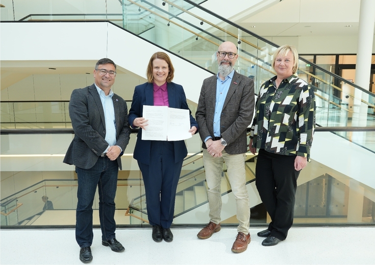 Personen aus dem Landesausschuss Berufsbildung übergeben Positionspapier an Kultusministerin Frau Hamburg