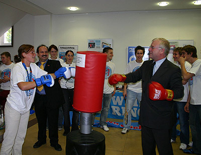 Julia Zwehl und Bernd Busemann boxen gegen den Fitnessboxsack.
