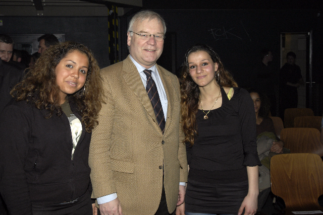 Minister Busemann und zwei junge Frauen