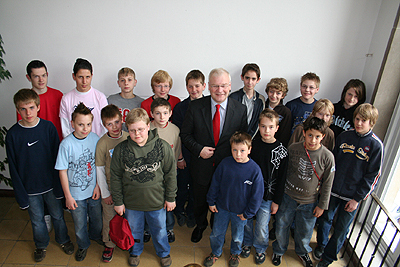 Minister Busemann und die 20 Jungen im Ministeriumsflur