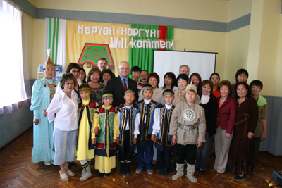 Minister Busemann mit Schülern und Lehrkräften des jakutisch-deutschen Gymnasiums in Jakutsk