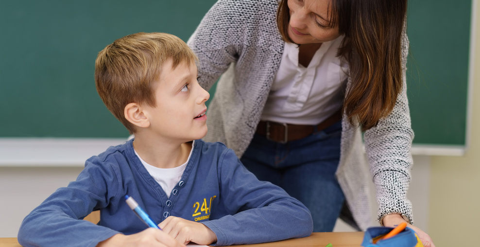 Lehrerin mit Schüler