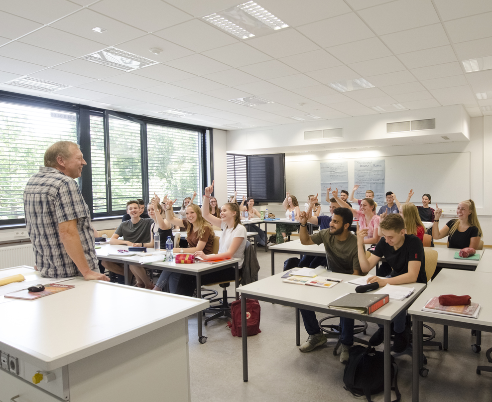 Lehrer vor der Klasse (Oberstufe)