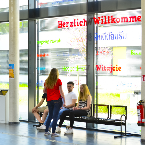 Schüler in Pausenhalle