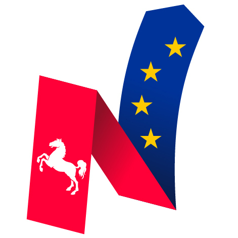 Logo, großes stehendes N, die vorderen 2 Teile rot mit weißem Niedersachsenpferd, hinterer Teil blau mit EZ-Sternen