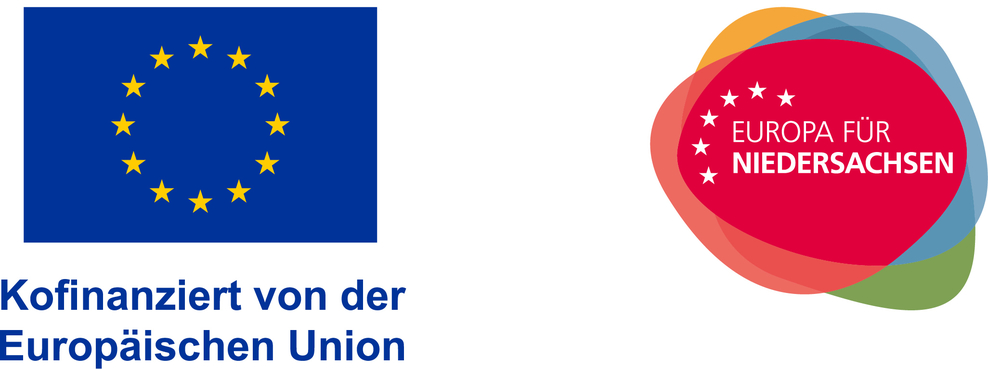 2 Logos, links das EU-Logo mit den Sternen auf blauem Grund, rechts das Logo EUROPA FÜR NIEDERSACHSEN, weiße Schrift auf rotem Grund mit 6 weißen Sterenen am linken Rand,hinter der roten Fläche ragen am Rand runde blaue, grüne und gelbe Flächen her