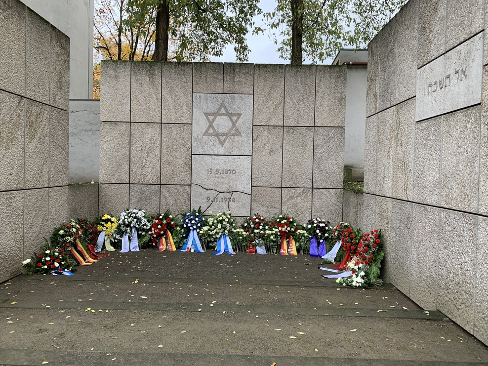 Kränze zum Gedenktag in der Gedenkstätte Rote Reihe Hannover an die Wände gelehnt