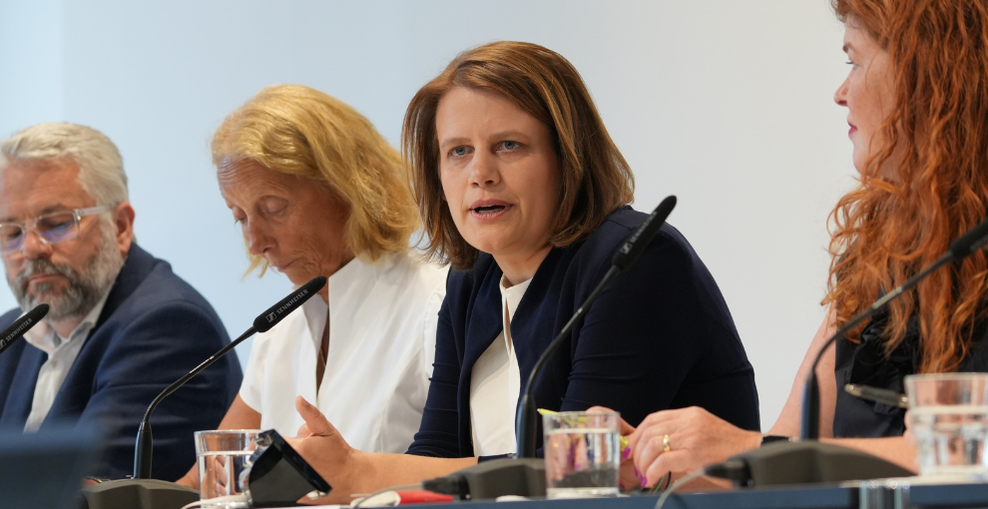 Ministerin Julia Willie Hamburg bei der Pressekonferenz zum Schuljahresbeginn 2025/2026