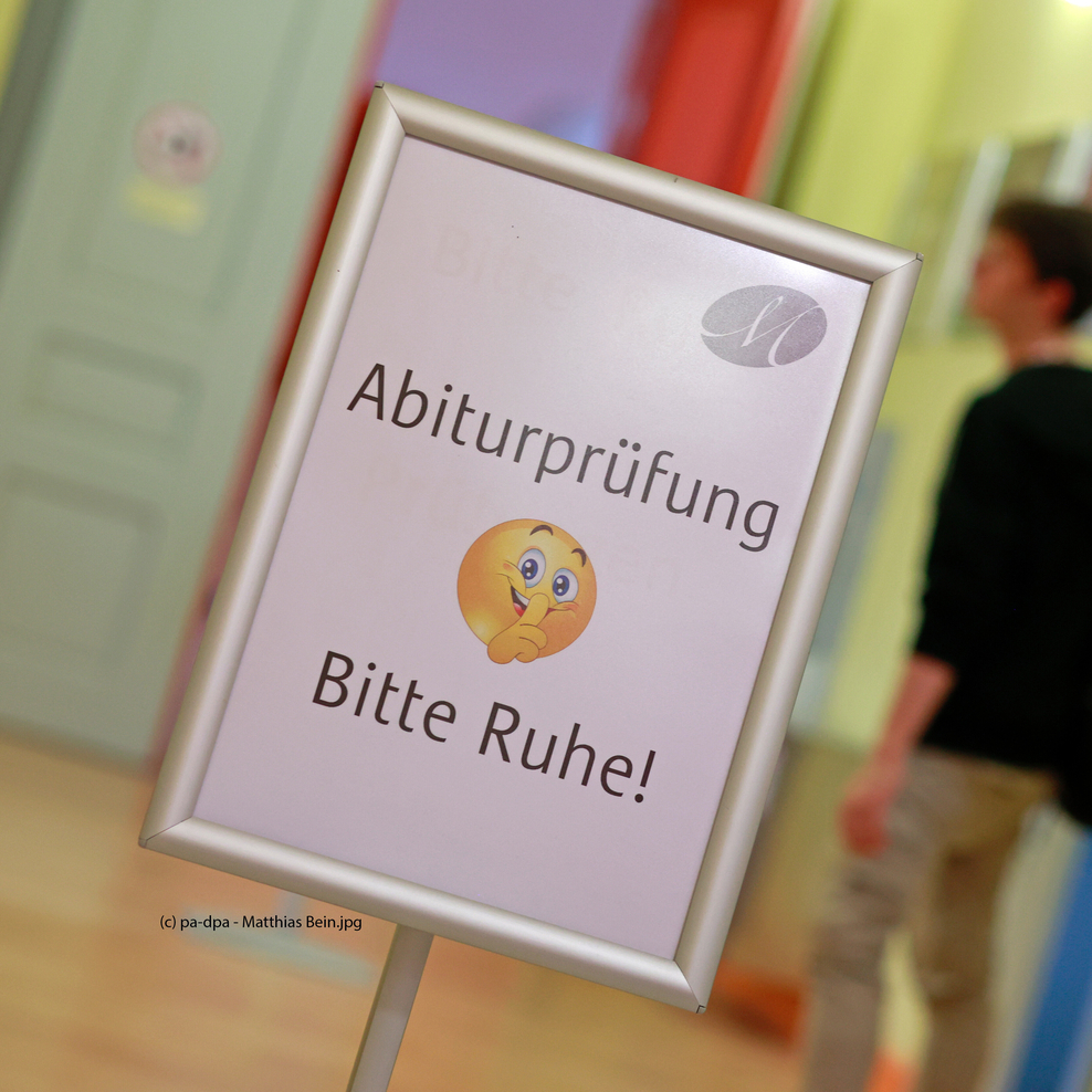 Foto eines Schildes mit der Aufschrift Abiturprüfung Bitte Ruhe