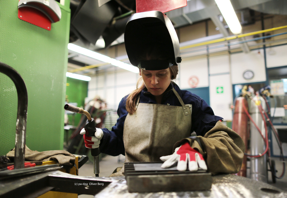 Junge Frau im Schweiß-Tisch
