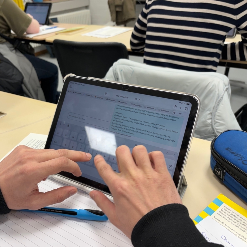 Zwei Hände arbeiten an einem Tablet