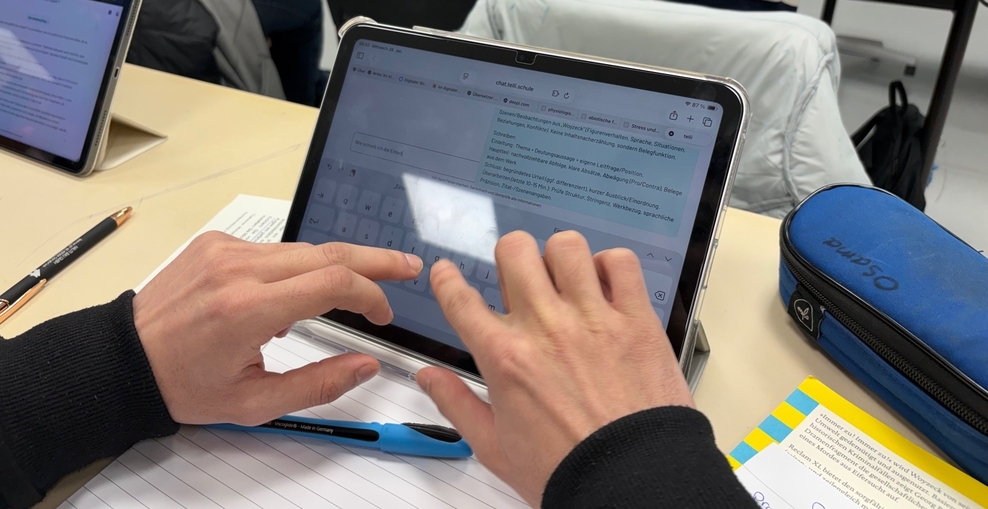 Zwei Hände arbeiten an einem Tablet