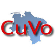 Schriftzug CuVo vor einer blauen Niedersachsenkarte