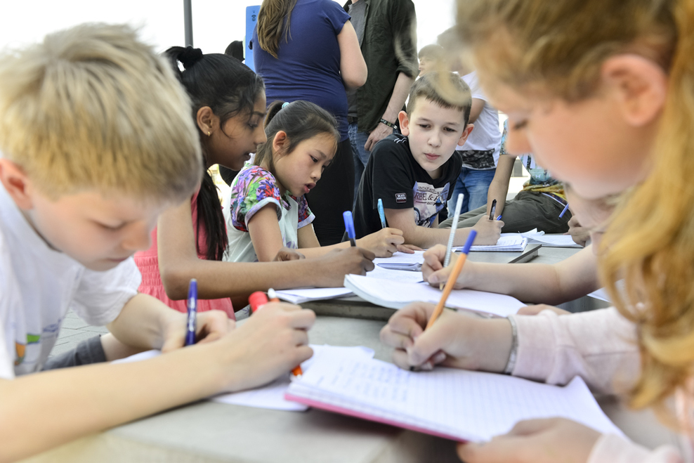 Schülerinnen und Schüler beim Schreiben