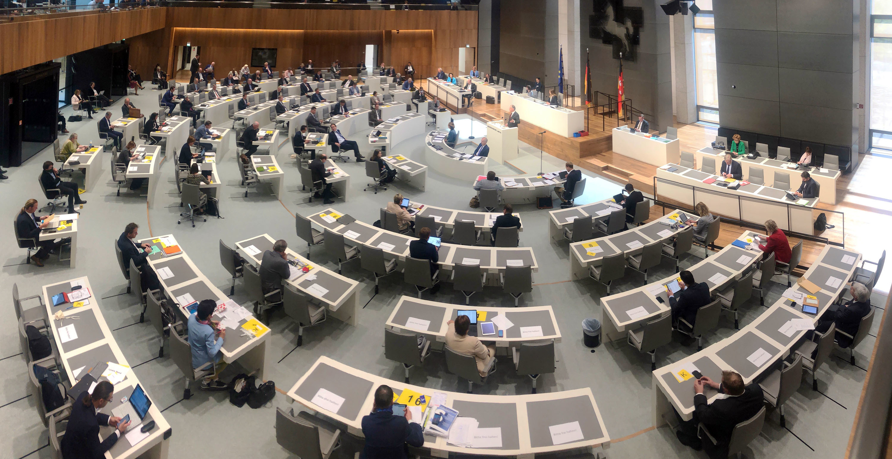 Blick ins Plenum bei der außerordentlichen Sitzung des Niedersächsischen Landtags am 23. April 2020.