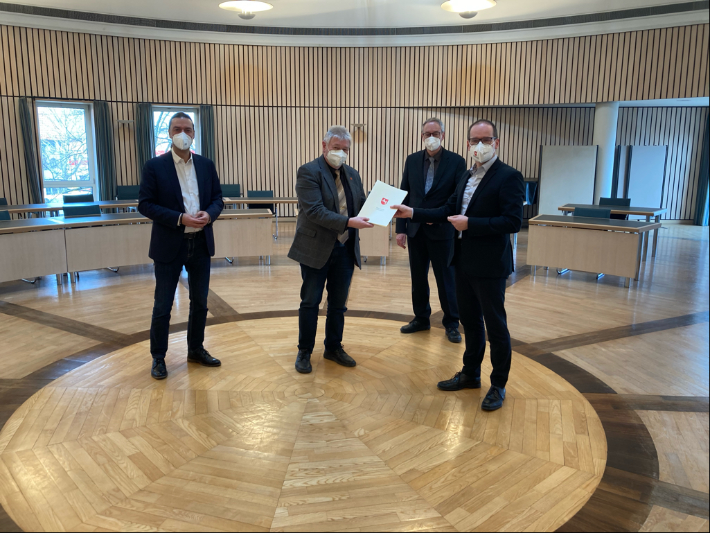 Kultusminister Tonne überreicht Bewilligungsbescheid aus DigitalPakt an Landkreis Hildesheim